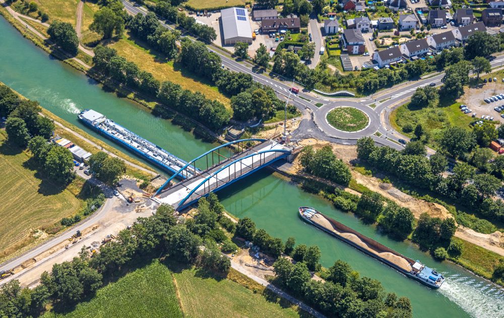 Luftaufnahme Hünxe - Neubau eines Brückenbauwerk entlang der Dinslakener Straße über den Wesel-Datteln-Kanal in Hünxe im Bundesland Nordrhein-Westfalen, Deutschland