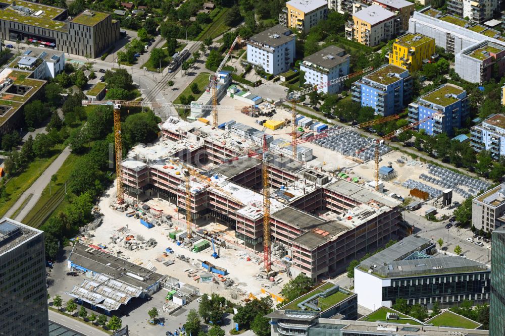 München von oben - Neubau eines Büro- und Geschäftshauses Amazon in der Parkstadt in München im Bundesland Bayern, Deutschland