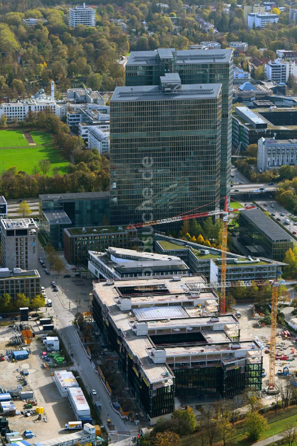 Luftaufnahme München - Neubau eines Büro- und Geschäftshauses Amazon in der Parkstadt in München im Bundesland Bayern, Deutschland