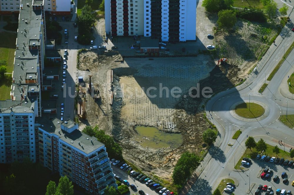 Luftbild Rostock - Neubau eines Büro- und Geschäftshauses am Bahnhofsvorplatz im Ortsteil Südstadt in Rostock im Bundesland Mecklenburg-Vorpommern, Deutschland