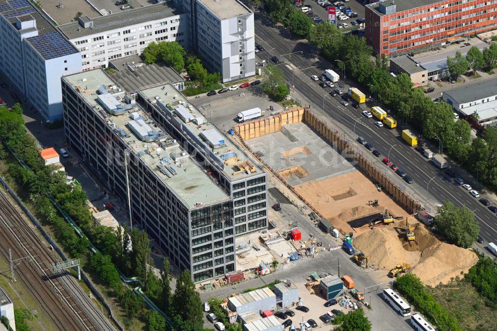 Luftbild Berlin - Neubau eines Büro- und Geschäftshauses des Bauprojekts Scale entlang der Storkower Straße im Ortsteil Prenzlauer Berg in Berlin, Deutschland