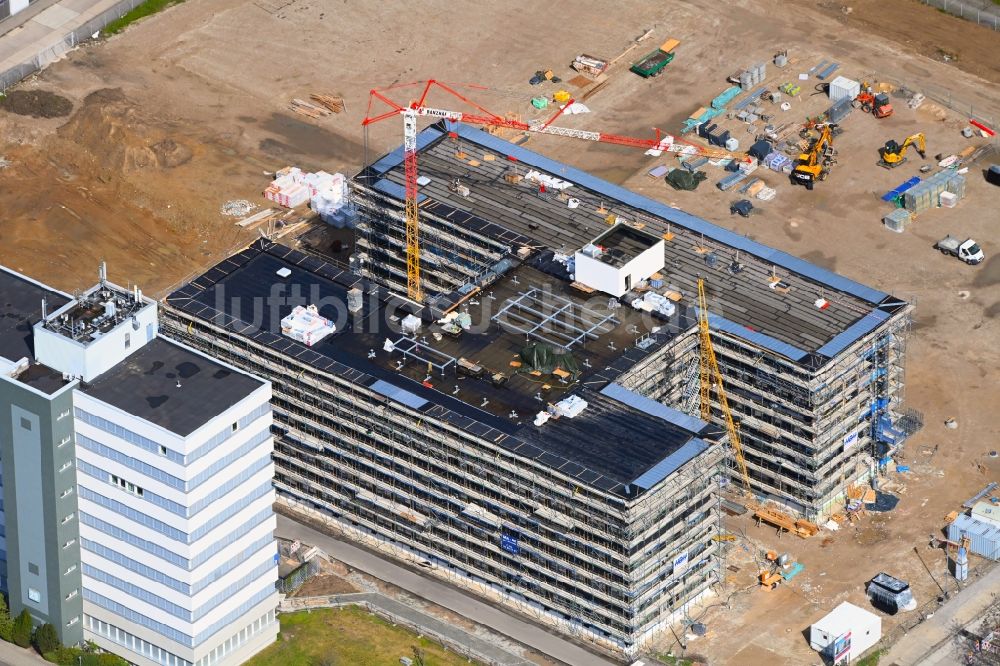 Luftaufnahme Berlin - Neubau eines Büro- und Geschäftshauses an der Beilsteiner Straße im Ortsteil Marzahn in Berlin, Deutschland