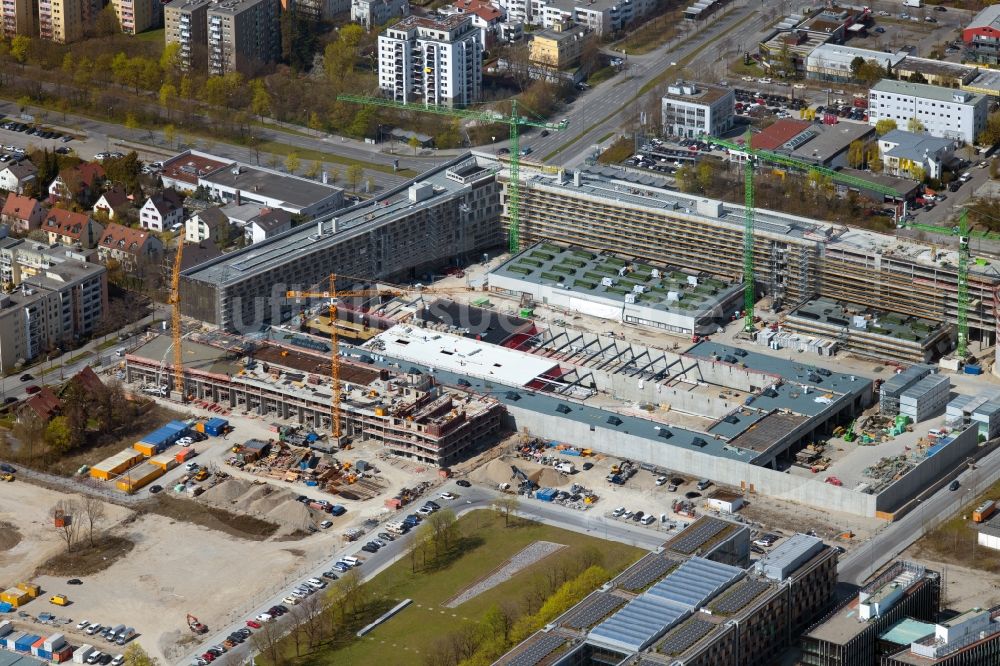 Luftaufnahme München - Neubau eines Büro- und Geschäftshauses und Betriebshofes Hybrid.M im Ortsteil Moosach in München im Bundesland Bayern, Deutschland