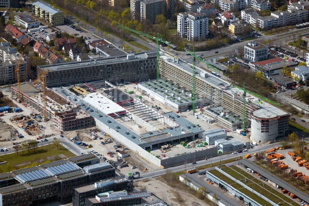 Luftbild München - Neubau eines Büro- und Geschäftshauses und Betriebshofes Hybrid.M im Ortsteil Moosach in München im Bundesland Bayern, Deutschland