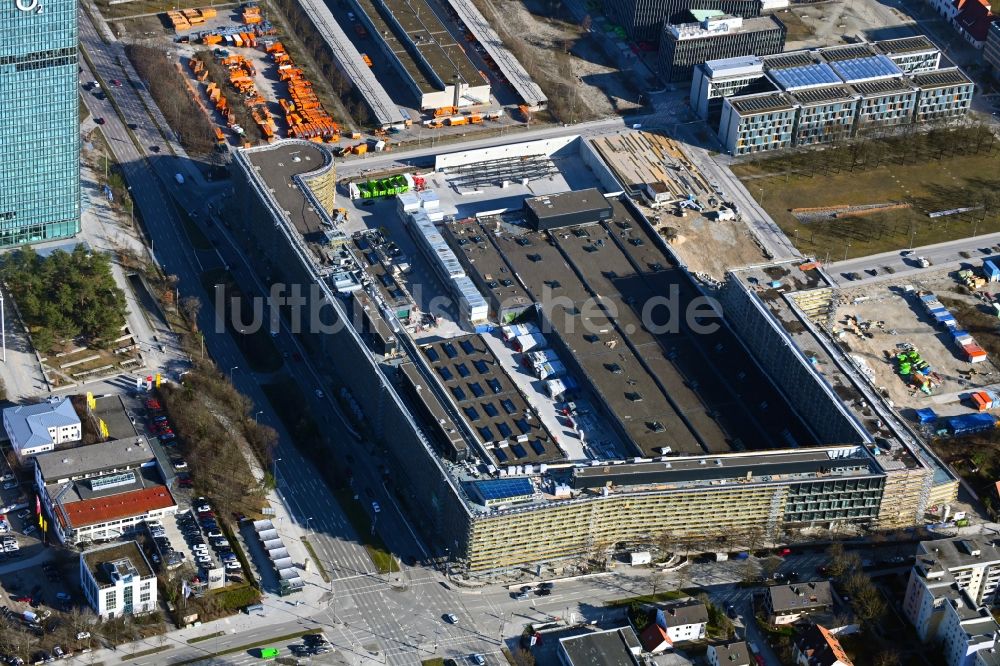 München von oben - Neubau eines Büro- und Geschäftshauses und Betriebshofes Hybrid.M im Ortsteil Moosach in München im Bundesland Bayern, Deutschland