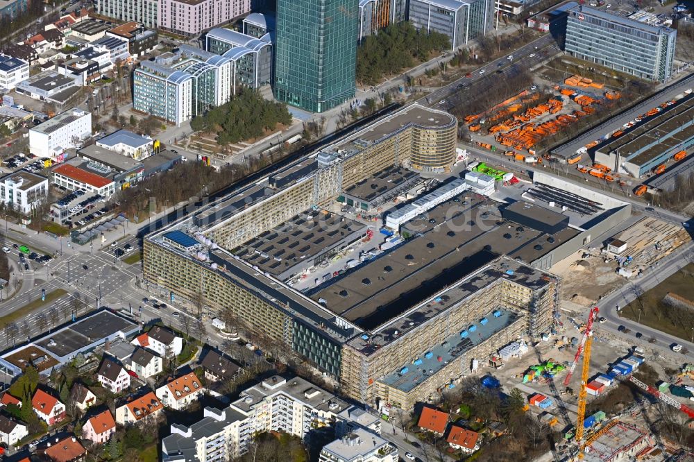 Luftbild München - Neubau eines Büro- und Geschäftshauses und Betriebshofes Hybrid.M im Ortsteil Moosach in München im Bundesland Bayern, Deutschland