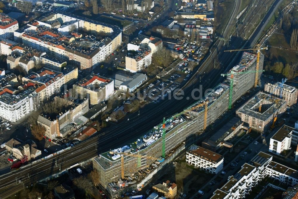 Luftbild Berlin - Neubau eines Büro- und Geschäftshauses B:HUB an der Kynaststraße - Alt-Stralau in Berlin, Deutschland