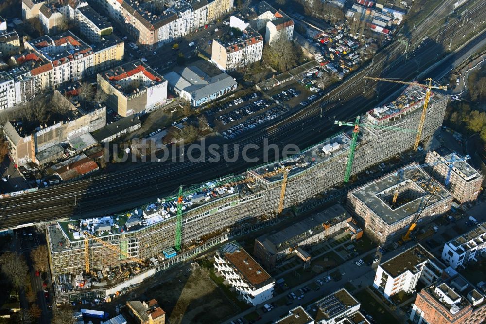 Luftaufnahme Berlin - Neubau eines Büro- und Geschäftshauses B:HUB an der Kynaststraße - Alt-Stralau in Berlin, Deutschland