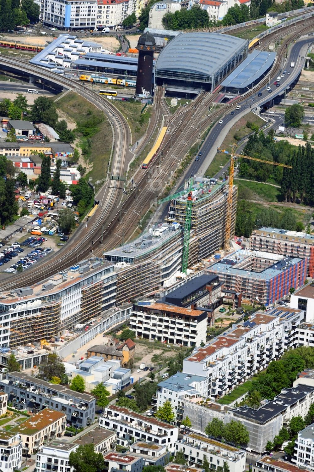 Luftbild Berlin - Neubau eines Büro- und Geschäftshauses B:HUB an der Kynaststraße - Alt-Stralau in Berlin, Deutschland