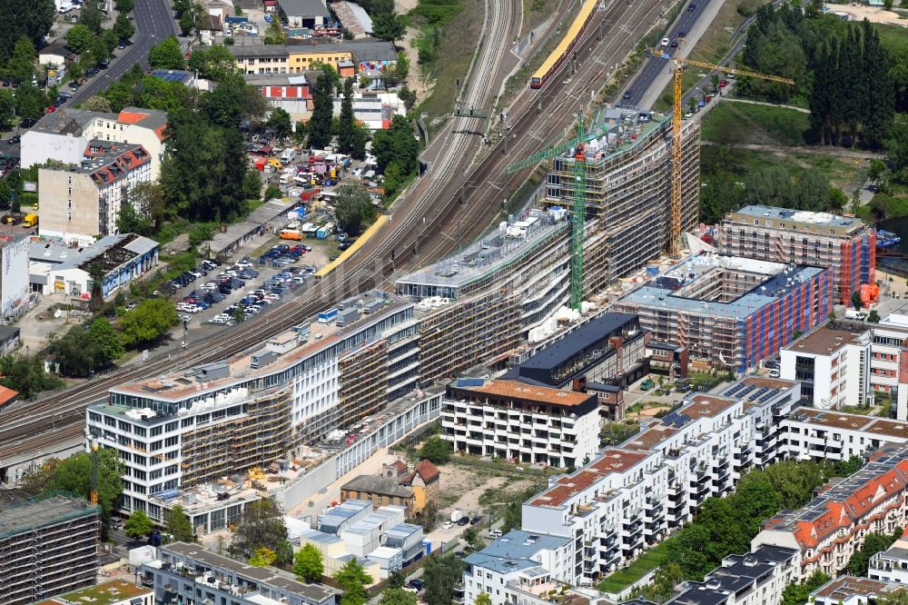 Berlin von oben - Neubau eines Büro- und Geschäftshauses B:HUB an der Kynaststraße - Alt-Stralau in Berlin, Deutschland