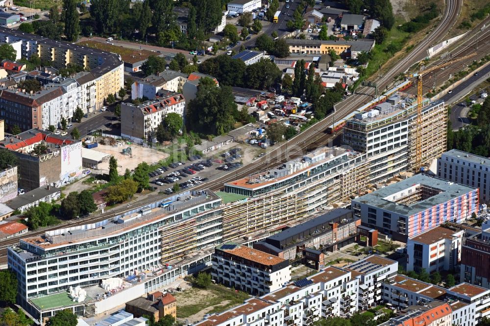 Luftaufnahme Berlin - Neubau eines Büro- und Geschäftshauses B:HUB an der Kynaststraße - Alt-Stralau in Berlin, Deutschland