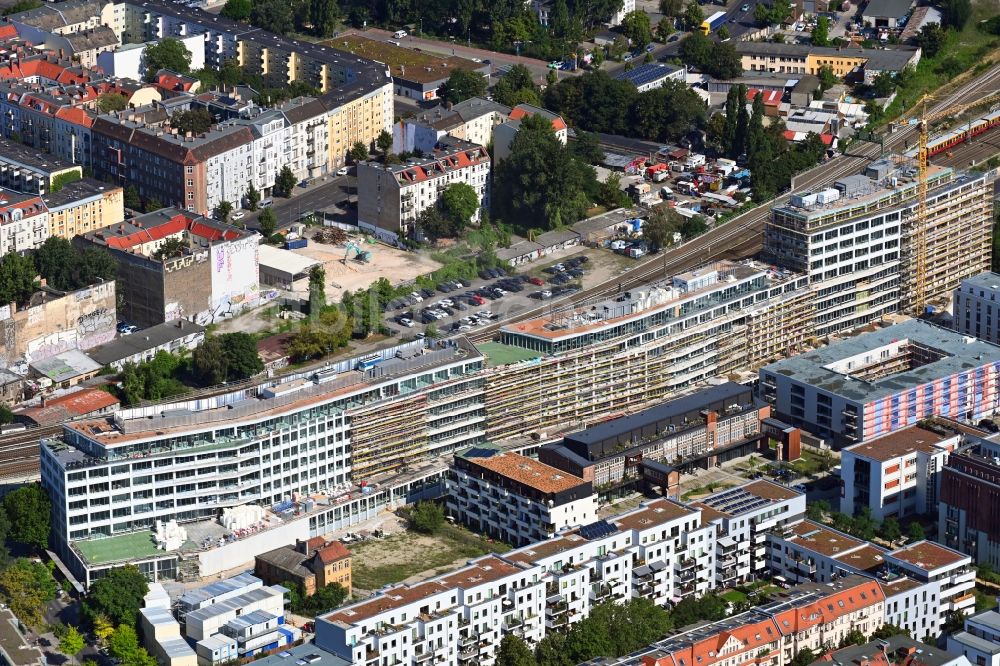 Berlin aus der Vogelperspektive: Neubau eines Büro- und Geschäftshauses B:HUB an der Kynaststraße - Alt-Stralau in Berlin, Deutschland