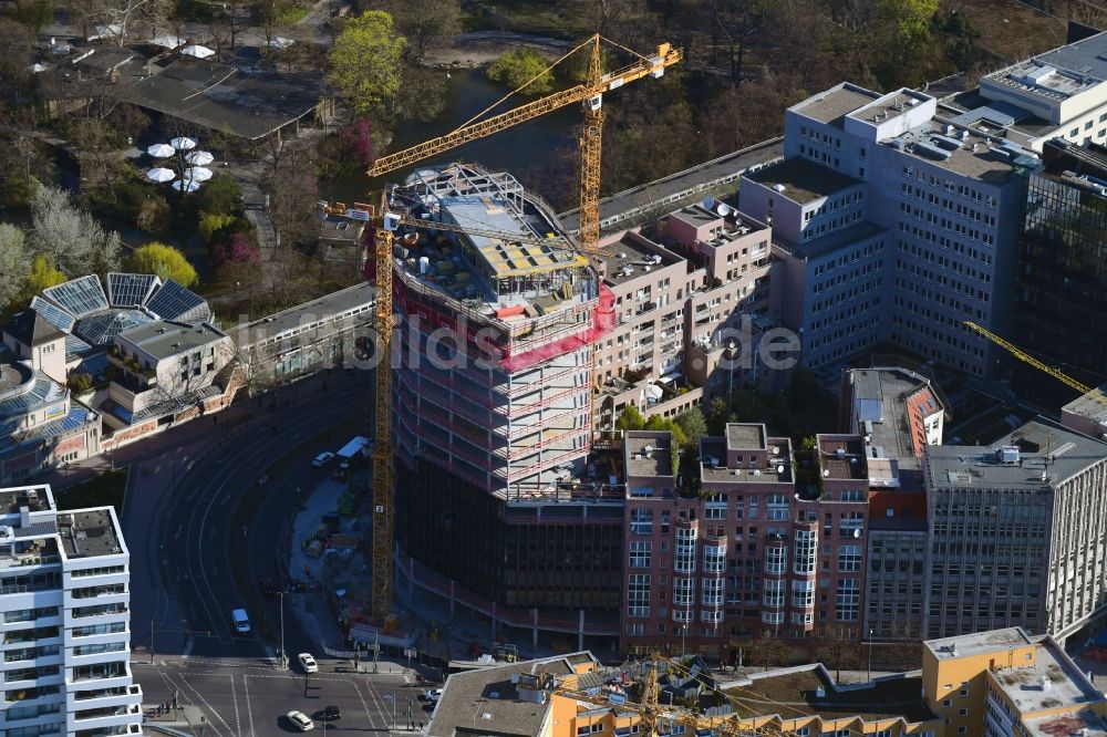 Luftaufnahme Berlin - Neubau eines Büro- und Geschäftshauses an der Budapester Straße Ecke Kurfürstenstraße im Ortsteil Tiergarten in Berlin, Deutschland