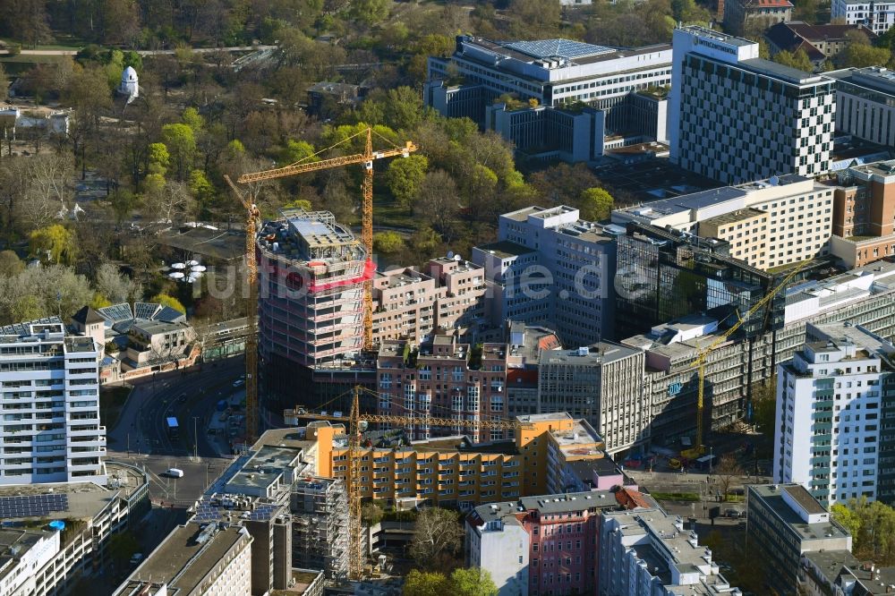 Berlin von oben - Neubau eines Büro- und Geschäftshauses an der Budapester Straße Ecke Kurfürstenstraße im Ortsteil Tiergarten in Berlin, Deutschland