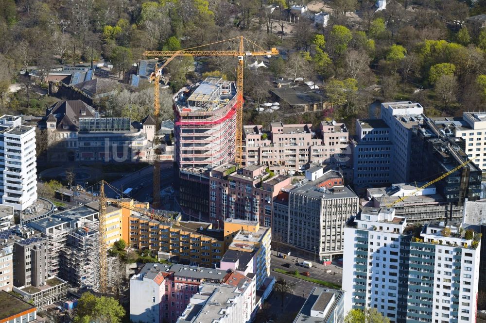 Luftbild Berlin - Neubau eines Büro- und Geschäftshauses an der Budapester Straße Ecke Kurfürstenstraße im Ortsteil Tiergarten in Berlin, Deutschland