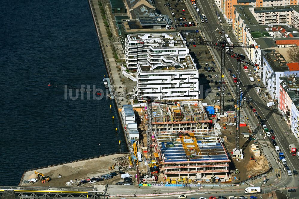 Berlin von oben - Neubau eines Büro- und Geschäftshauses Dockyard Waterfront Offices in Berlin, Deutschland