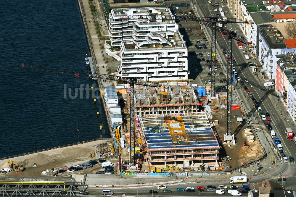 Berlin aus der Vogelperspektive: Neubau eines Büro- und Geschäftshauses Dockyard Waterfront Offices in Berlin, Deutschland