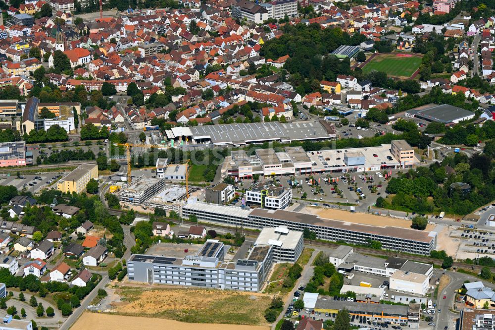Luftaufnahme Bretten - Neubau eines Büro- und Geschäftshauses an der Edisonstraße Carl-Benz-Straße in Bretten im Bundesland Baden-Württemberg, Deutschland
