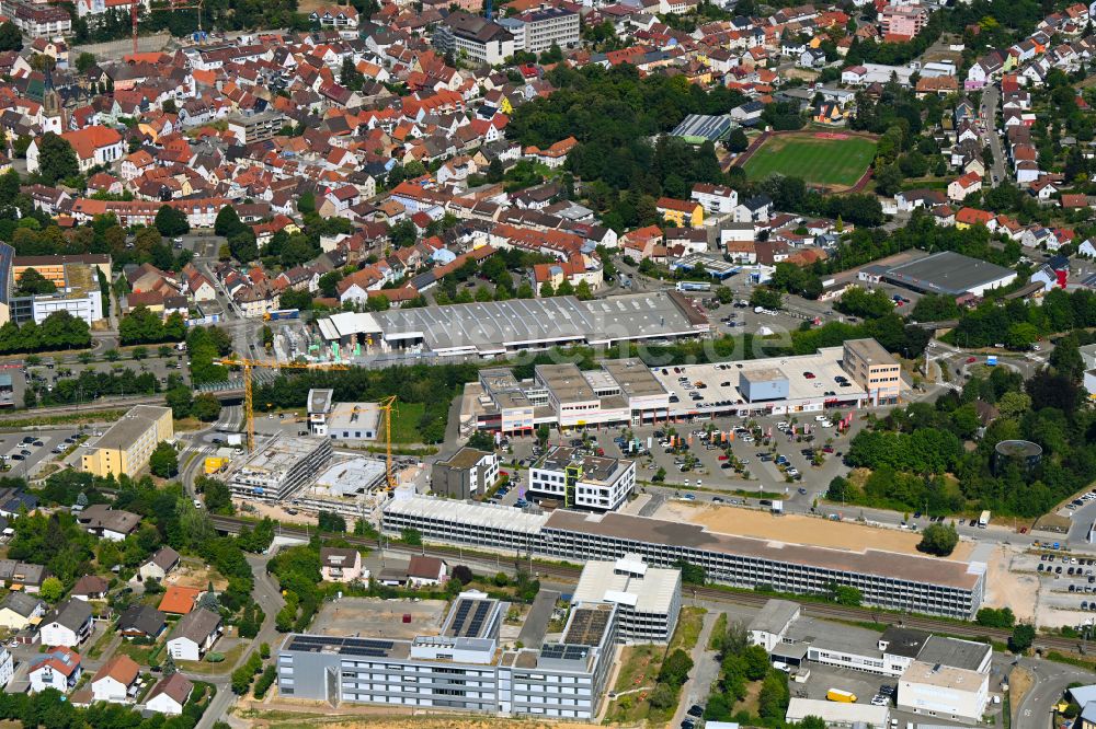 Bretten von oben - Neubau eines Büro- und Geschäftshauses an der Edisonstraße Carl-Benz-Straße in Bretten im Bundesland Baden-Württemberg, Deutschland