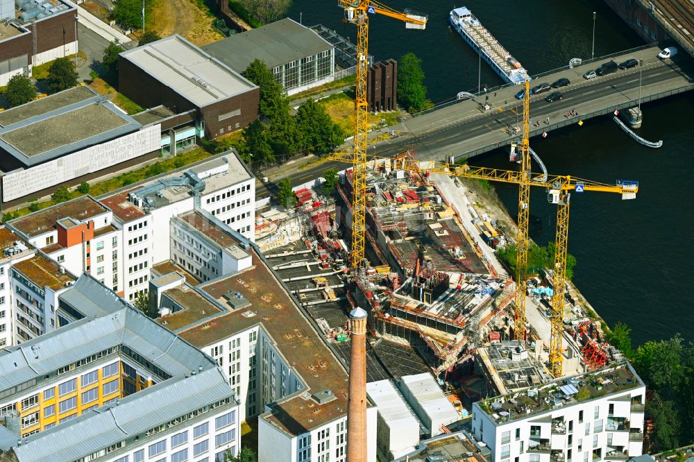 Luftaufnahme Berlin - Neubau eines Büro- und Geschäftshauses Elements zwischen Spreeufer und Michaelkirchstraße in Berlin, Deutschland