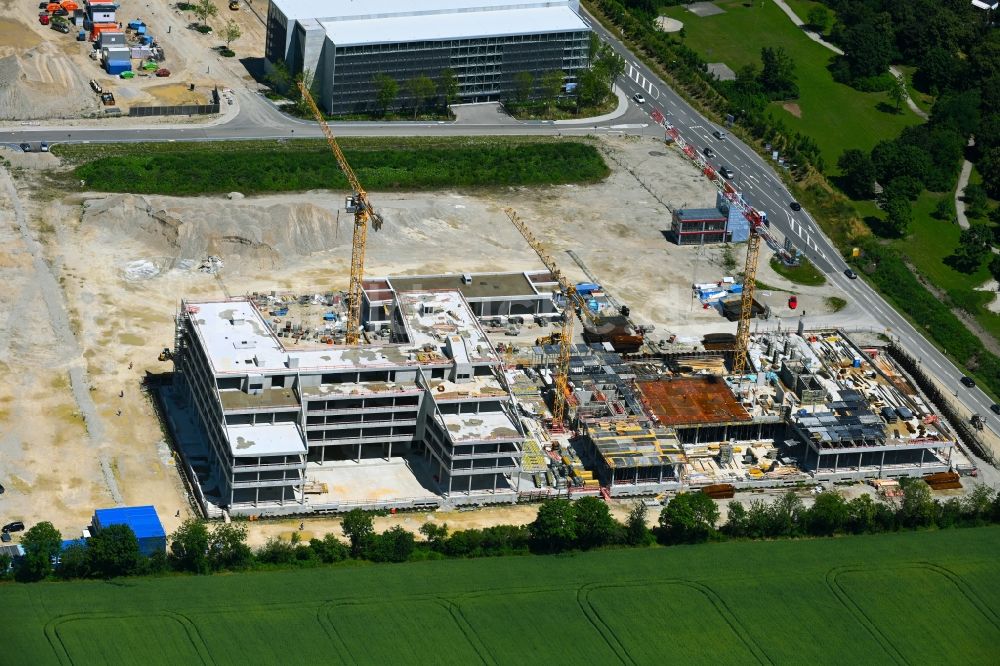 Unterschleißheim von oben - Neubau eines Büro- und Geschäftshauses Emmy-Noether-Ring - Landshuter Straße in Unterschleißheim im Bundesland Bayern, Deutschland