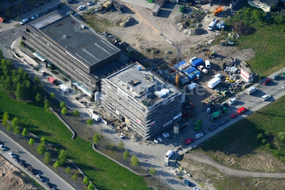 Luftaufnahme Bremen - Neubau eines Büro- und Geschäftshauses im Entwicklungsgebiet der Überseestadt in Bremen, Deutschland