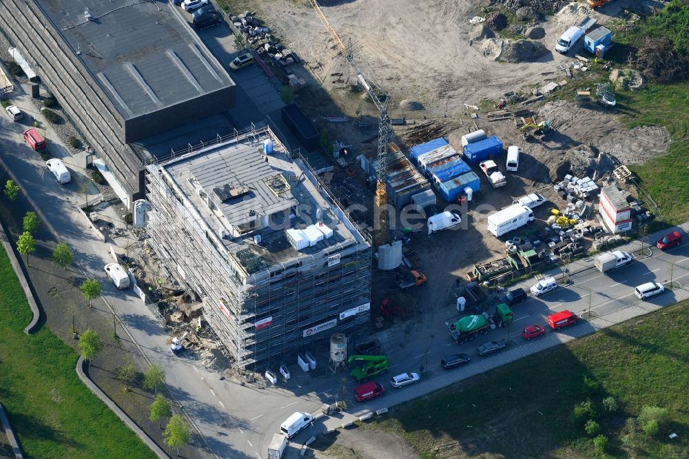 Bremen aus der Vogelperspektive: Neubau eines Büro- und Geschäftshauses im Entwicklungsgebiet der Überseestadt in Bremen, Deutschland