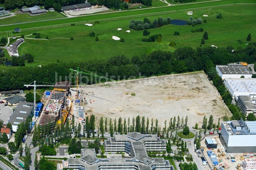 Aschheim von oben - Neubau eines Büro- und Geschäftshauses am Entwicklungsgebiet an der Karl-Hammerschmidt-Straße in Aschheim im Bundesland Bayern, Deutschland