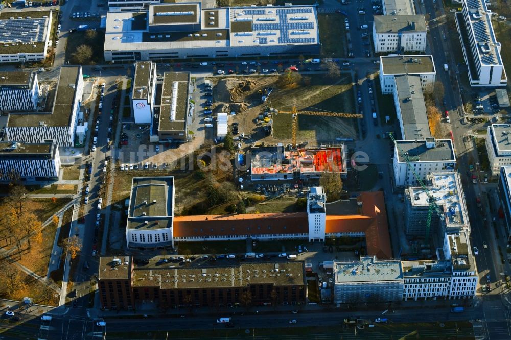 Luftbild Berlin - Neubau eines Büro- und Geschäftshauses an der Ernst-Augustin-Straße im Ortsteil Adlershof in Berlin, Deutschland