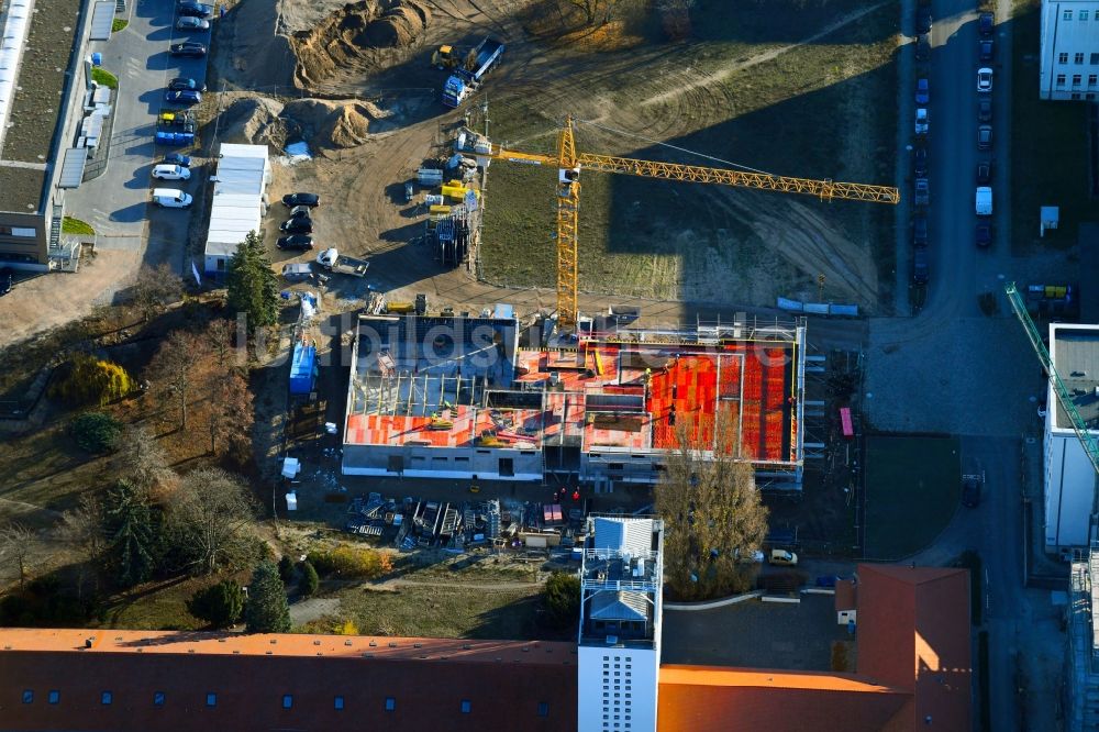 Luftaufnahme Berlin - Neubau eines Büro- und Geschäftshauses an der Ernst-Augustin-Straße im Ortsteil Adlershof in Berlin, Deutschland