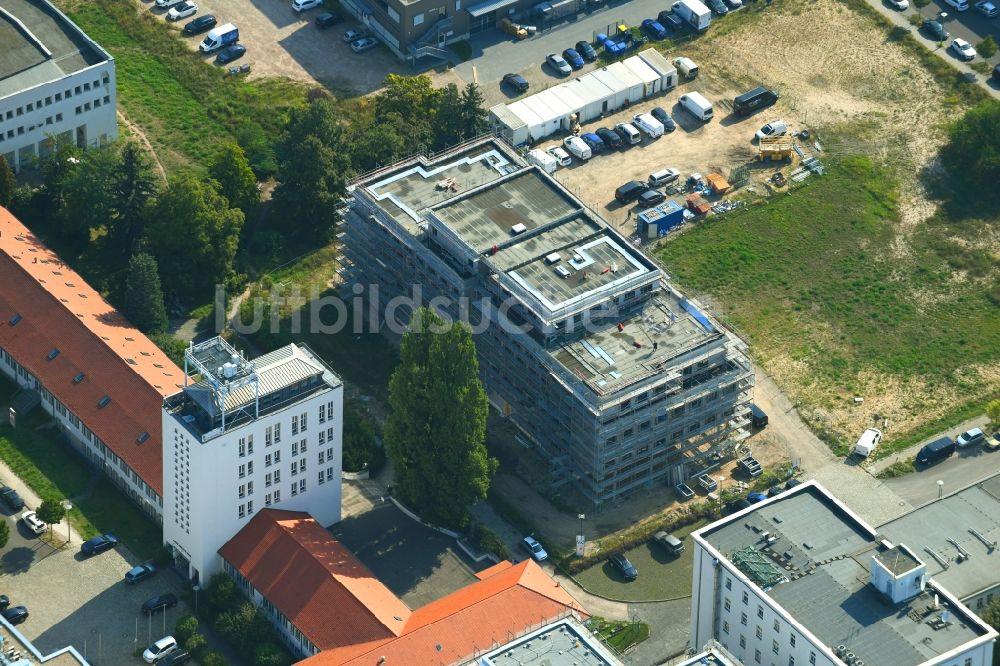 Luftaufnahme Berlin - Neubau eines Büro- und Geschäftshauses an der Ernst-Augustin-Straße im Ortsteil Adlershof in Berlin, Deutschland