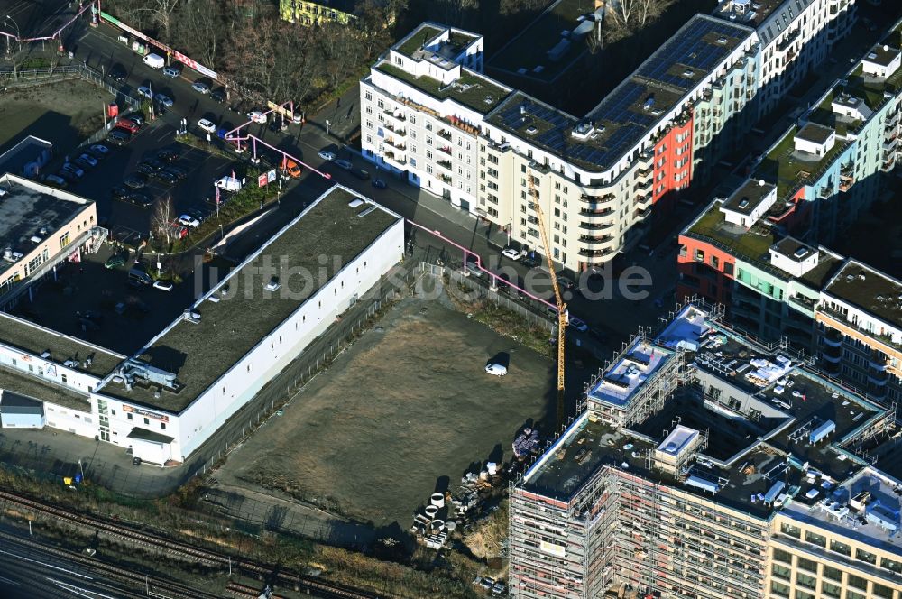 Berlin von oben - Neubau eines Büro- und Geschäftshauses The Frame im Ortsteil Friedrichshain in Berlin, Deutschland