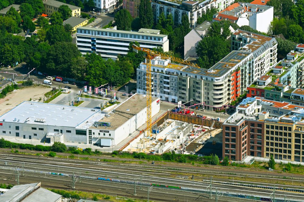 Berlin von oben - Neubau eines Büro- und Geschäftshauses The Frame im Ortsteil Friedrichshain in Berlin, Deutschland