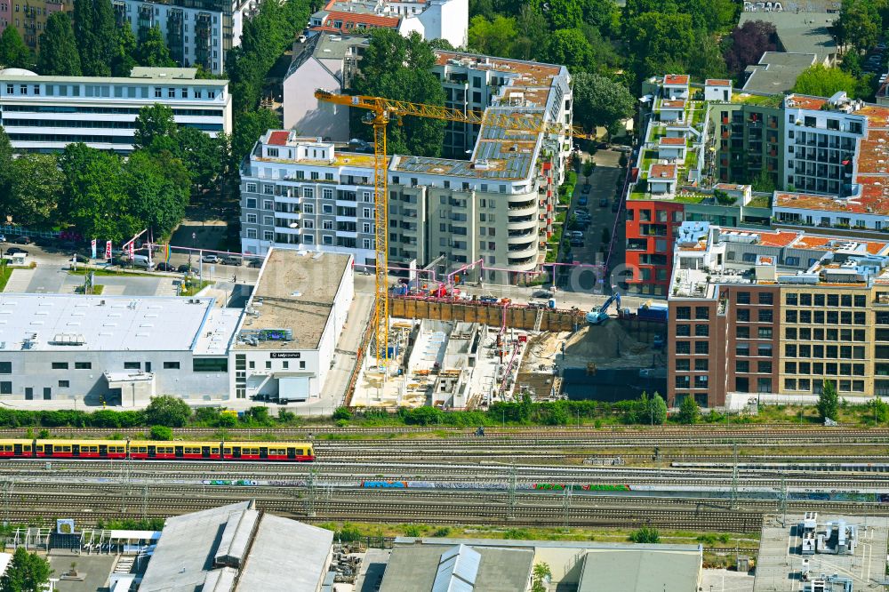 Luftbild Berlin - Neubau eines Büro- und Geschäftshauses The Frame im Ortsteil Friedrichshain in Berlin, Deutschland