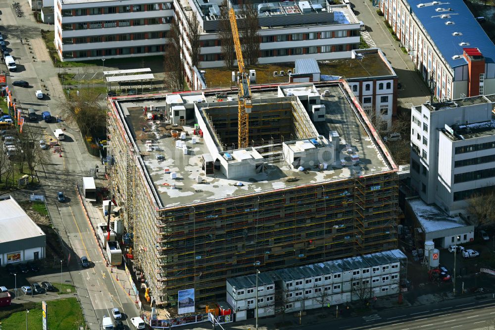 Luftbild Berlin - Neubau eines Büro- und Geschäftshauses an der Frankfurter Allee Ecke Buchberger Straße im Ortsteil Lichtenberg in Berlin, Deutschland