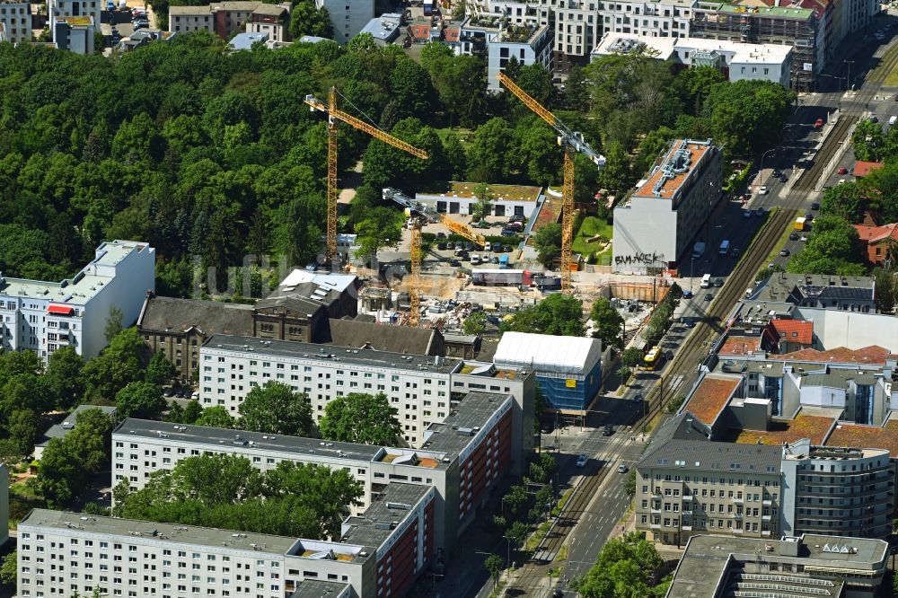 Berlin von oben - Neubau eines Büro- und Geschäftshauses auf dem Gelände des ehemaligen Filmtheater und Kino- Gebäudes UCI an der Landsberger Allee in Berlin, Deutschland
