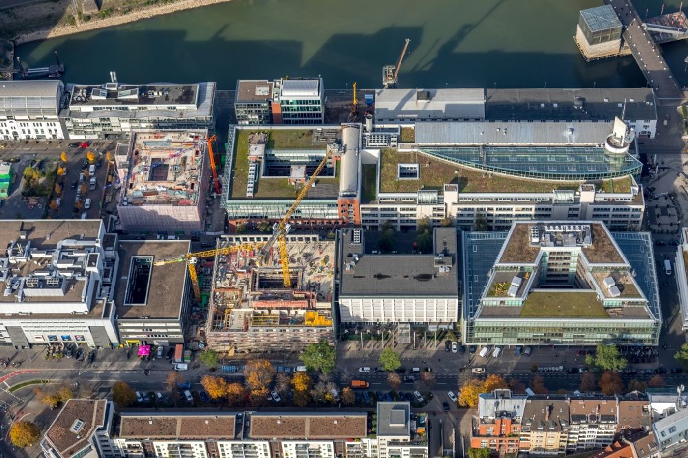 Luftaufnahme Düsseldorf - Neubau eines Büro- und Geschäftshauses an der Kaistraße - Zollhof in Düsseldorf im Bundesland Nordrhein-Westfalen, Deutschland
