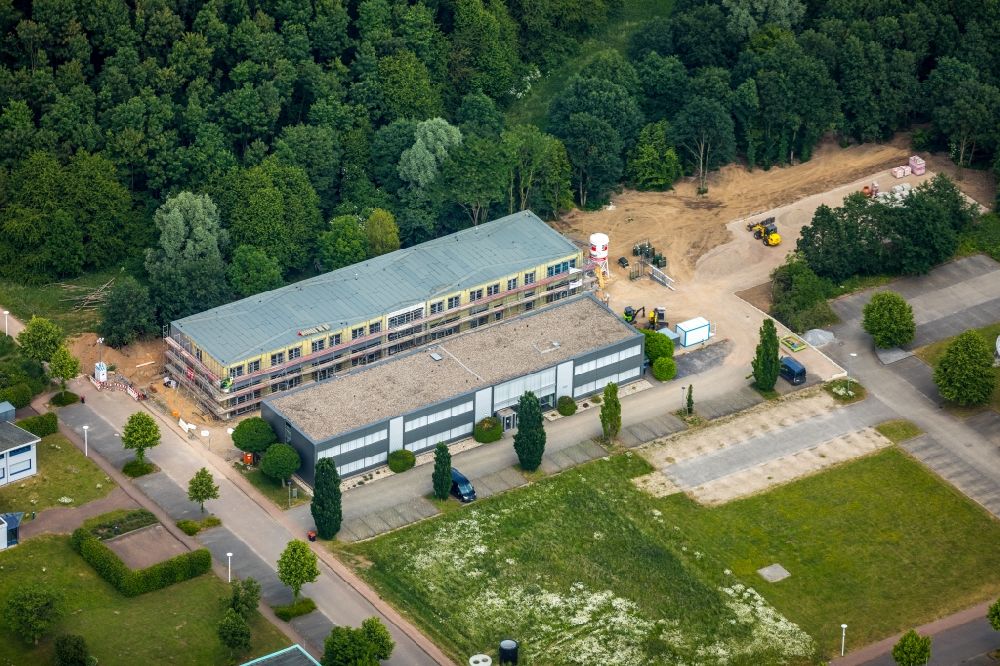 Luftaufnahme Kamp-Lintfort - Neubau eines Büro- und Geschäftshauses mit KITA neben dem Gründerzentrum an der Marie-Curie-Straße im Ortsteil Niersenbruch in Kamp-Lintfort im Bundesland Nordrhein-Westfalen, Deutschland