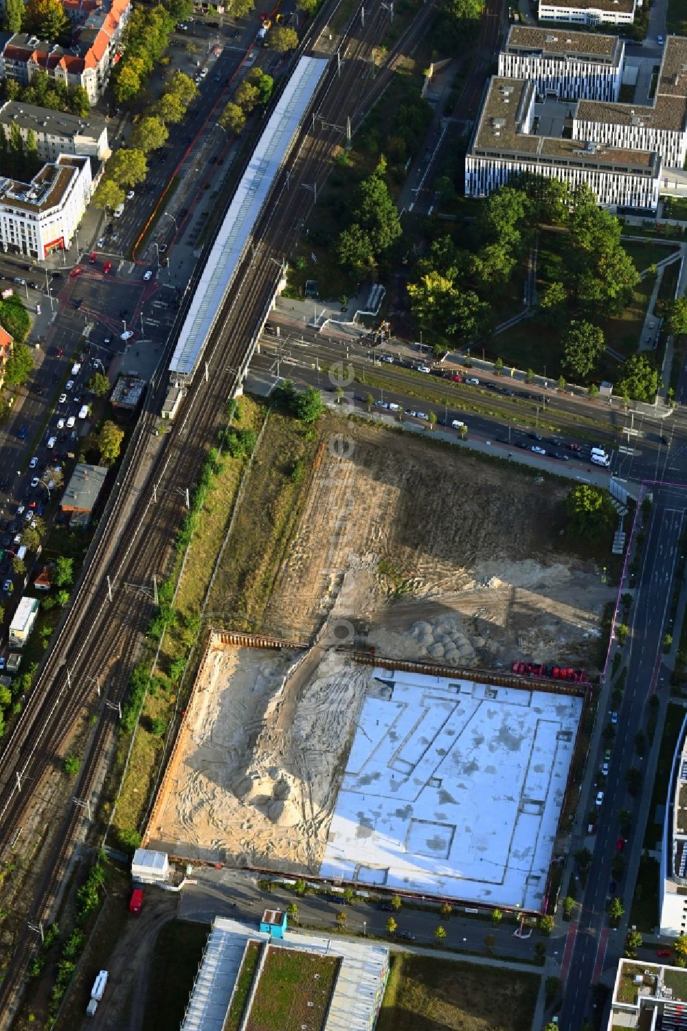 Berlin aus der Vogelperspektive: Neubau eines Büro- und Geschäftshauses OfficeLab Campus Adlershof in Berlin, Deutschland