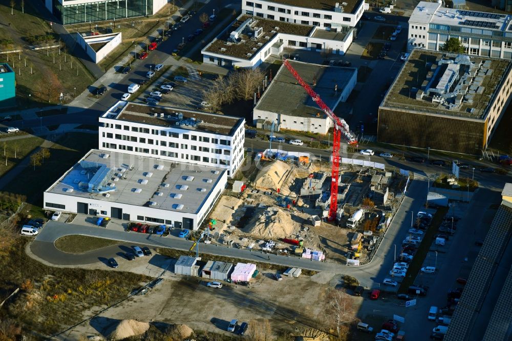 Luftbild Berlin - Neubau eines Büro- und Geschäftshauses Am Oktogon im Ortsteil Adlershof in Berlin, Deutschland