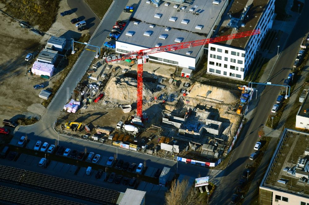 Luftaufnahme Berlin - Neubau eines Büro- und Geschäftshauses Am Oktogon im Ortsteil Adlershof in Berlin, Deutschland