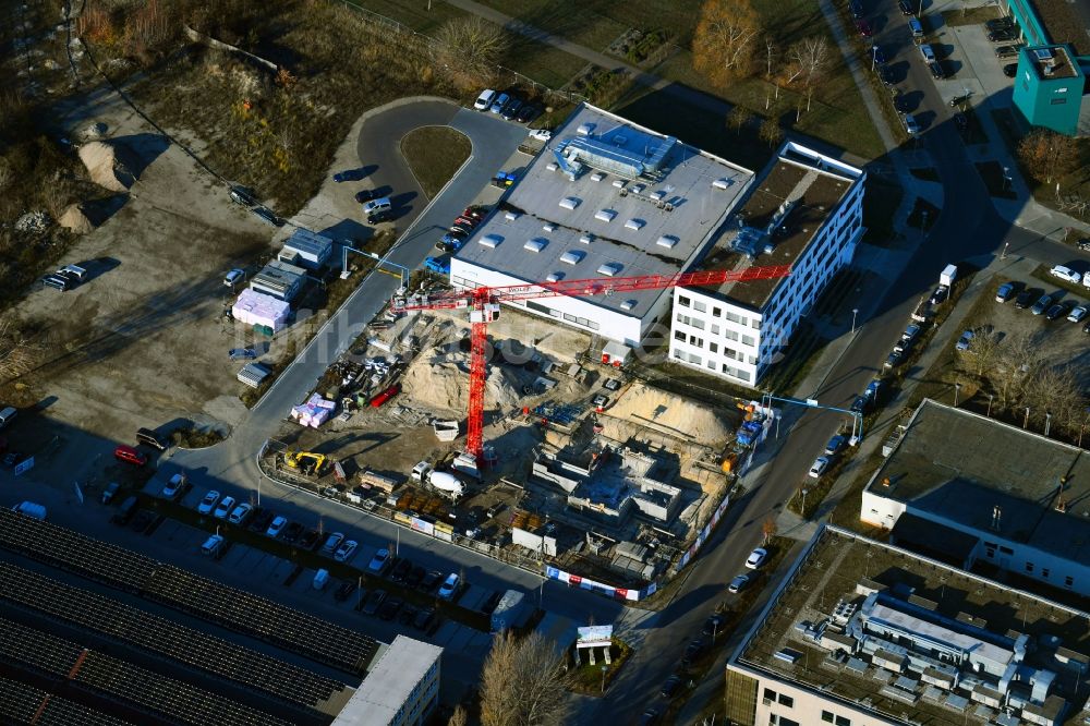 Berlin von oben - Neubau eines Büro- und Geschäftshauses Am Oktogon im Ortsteil Adlershof in Berlin, Deutschland