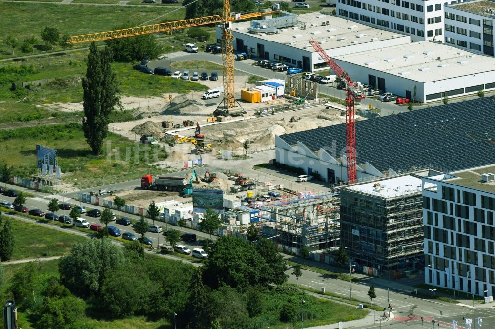 Luftbild Berlin - Neubau eines Büro- und Geschäftshauses Am Oktogon im Ortsteil Adlershof in Berlin, Deutschland