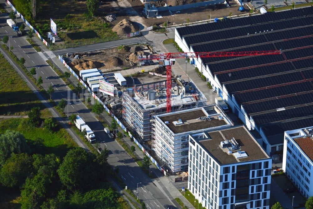 Berlin aus der Vogelperspektive: Neubau eines Büro- und Geschäftshauses Am Oktogon im Ortsteil Adlershof in Berlin, Deutschland