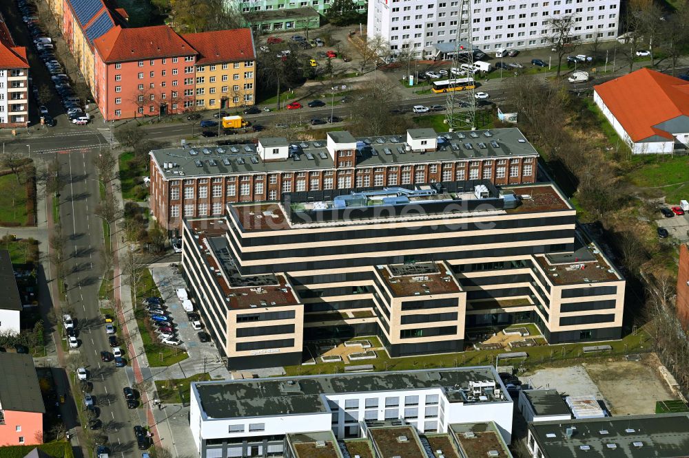 Luftaufnahme Berlin - Neubau eines Büro- und Geschäftshauses im Ortsteil Lichtenberg in Berlin, Deutschland