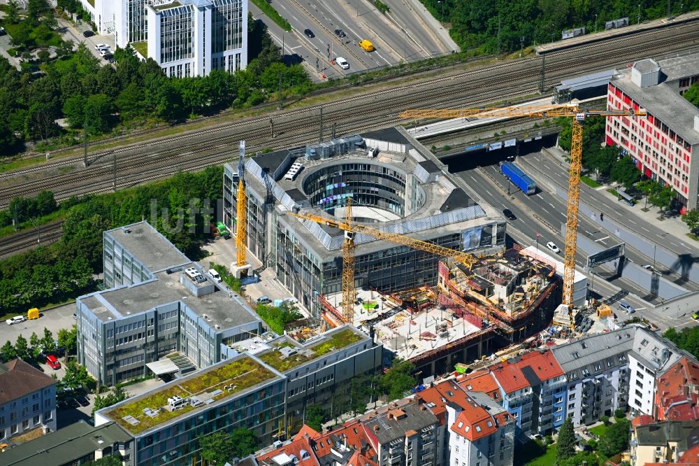 München von oben - Neubau eines Büro- und Geschäftshauses im Ortsteil Schwanthalerhöhe in München im Bundesland Bayern, Deutschland