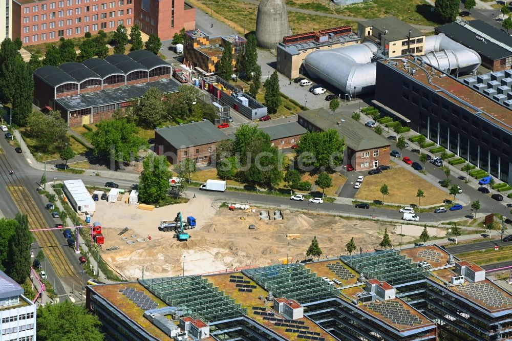 Luftaufnahme Berlin - Neubau eines Büro- und Geschäftshauses an der Rudower Chaussee in Berlin, Deutschland