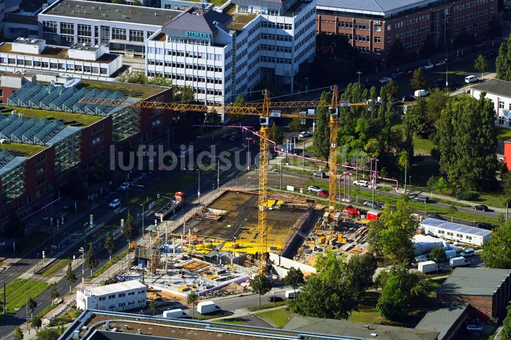 Berlin von oben - Neubau eines Büro- und Geschäftshauses an der Rudower Chaussee in Berlin, Deutschland