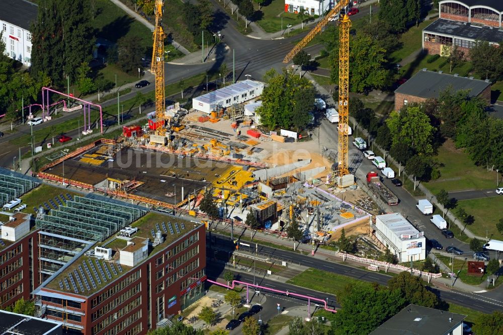 Luftaufnahme Berlin - Neubau eines Büro- und Geschäftshauses an der Rudower Chaussee in Berlin, Deutschland