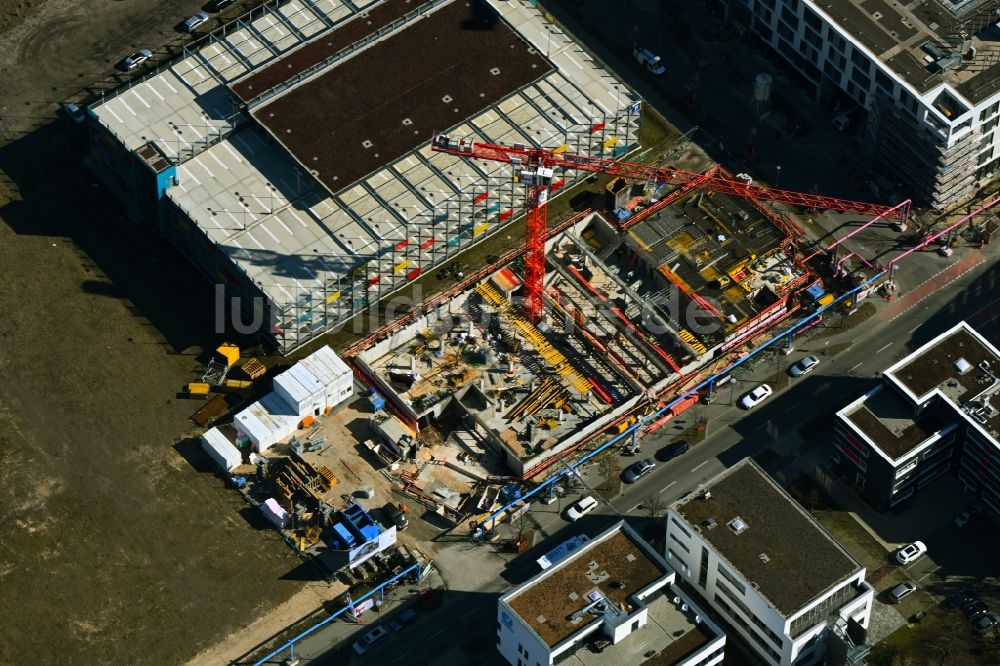 Luftbild Berlin - Neubau eines Büro- und Geschäftshauses der Scienion AG an der Wagner-Régeny-Straße in Berlin, Deutschland